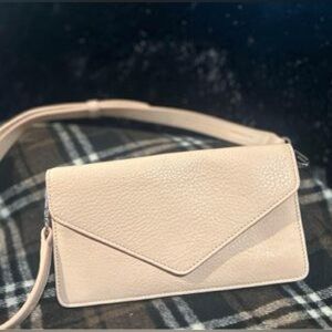 Leatherology- Small leather envelope style crossbodya purse in light pink.